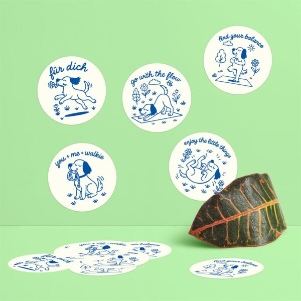 Hunde Sticker Set mit 5 Illustrationen  Yoga Hund Gassi Motiv Hund im Gras Balance und süße Hundemotive als runde Aufkleber