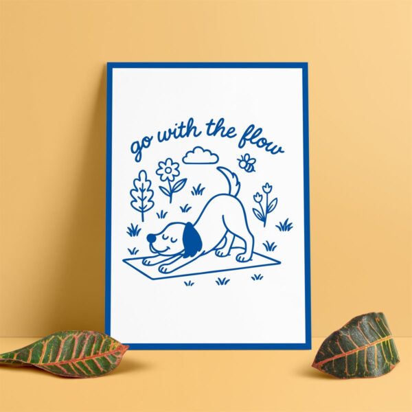 Yoga Hund Poster Go with the flow  Illustration im Downward Dog minimalistisches Wandbild
